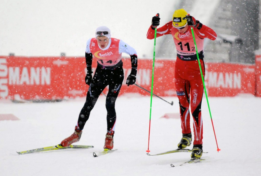 Hjelmeland-løpar Tobias Topp Sandvik (t.v.) kjempar seg fram i løypa, side ved side med Vebjørn Hegdal frå Larvik Ski.