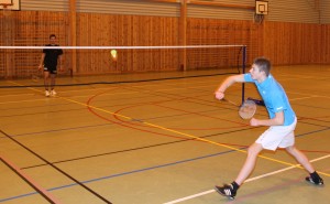 Bli med på badmintontrening i Hjelmelandshallen.