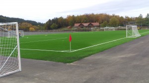 Kunstgrasbanen på Hjelmeland Idrettsanlegg er klar til bruk. (Foto: Gaute Hauge)